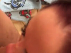 Крашенная подруга делает глубокий минет на видео камеру