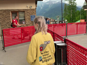 Молодая блондинка делает минет парню в фуникулере