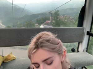 Молодая блондинка делает минет парню в фуникулере