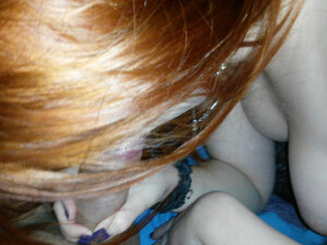 Рыжая девушка наклонилась и сделала минет своему другу на камеру