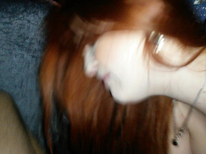 Рыжая девушка наклонилась и сделала минет своему другу на камеру