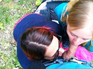 Незнакомец развел двух красивых девушек на групповой минет в парке