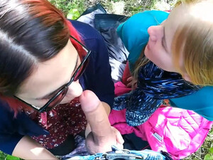 Незнакомец развел двух красивых девушек на групповой минет в парке