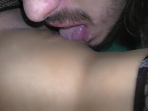 Сестричка в очках сосет пенис брата перед трахом в пилотку крупным планом