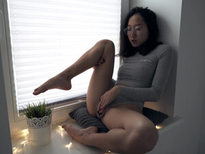 Молодая азиатка сняла трусики и надрочила киску вибратором