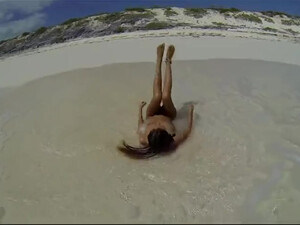 Девушки на диком пляже смотреть бесплатно