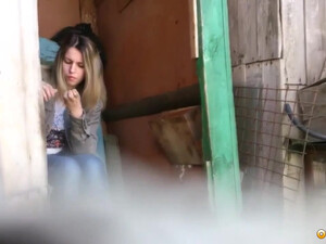 Деревенская девка писает в деревянном туалете