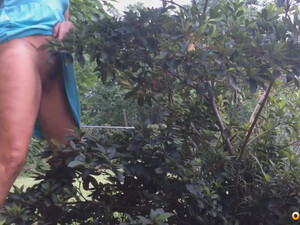 Мамашка писает стоя в кустах на дачном огороде