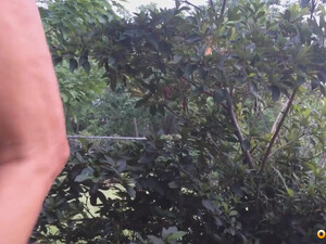 Мамашка писает стоя в кустах на дачном огороде