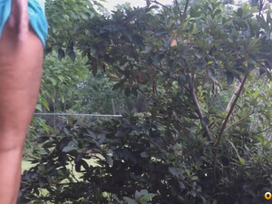 Мамашка писает стоя в кустах на дачном огороде