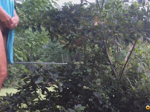 Мамашка писает стоя в кустах на дачном огороде