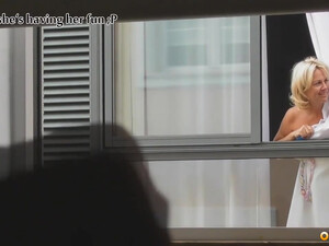 Тетка заметила что на ее голые огромные дойки мастурбирует ебарь