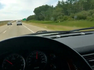 Вторая Половинка развлекается с дилдом в машине