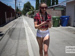 Татуированный парень жестко выебал в рот молодую девку с косичками