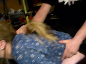 Рогоносец снимает как в подсобке его жену трахает кент. Рядом стоящие подсказывают.