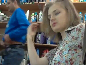 Продавщица пососала у хозяина магазина