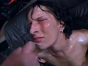 Стройная шлюшка получила много спермы на лицо и в рот