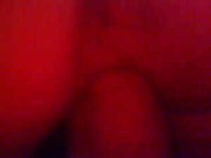 Привычно наблюдает как женушка шпилится с двумя