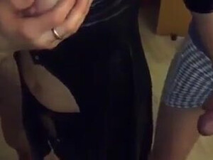 Перед встречей с двумя одела сексуальное белье