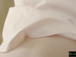 Молодой парень возбудился от порно на телефоне и трахнул сестру