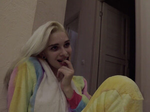 Пьяная русская девченка позвала незнакомца домой для анала