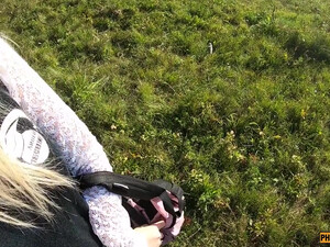 Водила остановился выебать молодую девченку которая идет после учебы