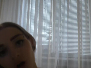 Очень милая русская девченка сама раздвигает задницу для анала