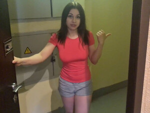 Выебал молоденькую соседку когда она пришла одалживать соль