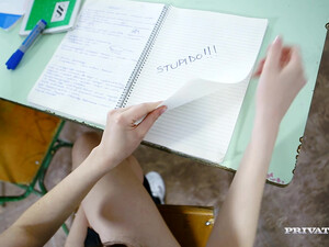 Препод трахает в рот студентку в классе