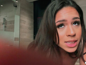 Ебет в киску девку большим членом