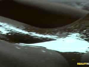 Блондинка учит подружку делать эротический массаж