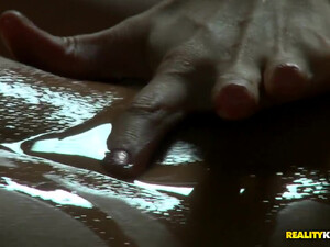 Блондинка учит подружку делать эротический массаж