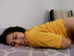 Стеснительная девушка проходит порно кастинг