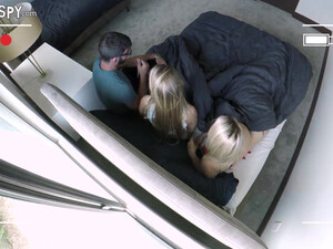 Очкарик ебет тёлку на глазах у её подруги