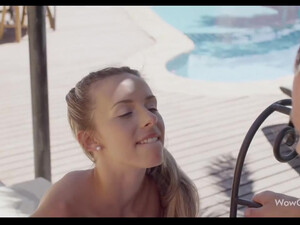 Опытный мужик жестко вошел в задницу молодой подруги на улице