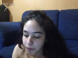 Сиськи на вебку показала красотка, пока родителей не было дома