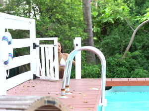 Белый кобель трахает раком сладкую негритянку