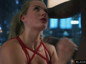 Красивая блондинка любит черные члены