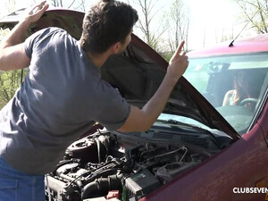Накончал на попку молодой шлюхи своей спермой