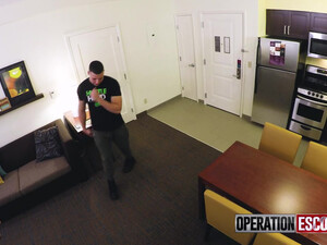 Полицейский трахает шлюху в уютном номере