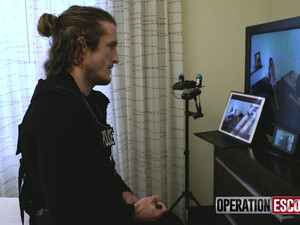 Полицейский трахает шлюху в уютном номере