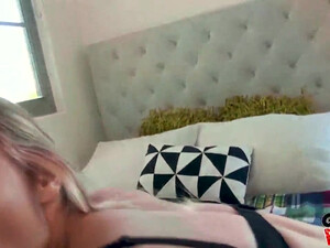 Блондинка отсосала член парню и хорошенько трахнулась на кровати