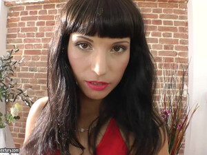 Хитрец засунул палец в жопу роскошной брюнеточке