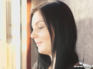 Брюнетка раздвинула ноги в чулках и дает лизать щель