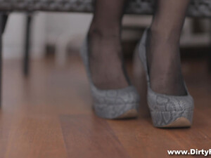 Клиент трахнул русскую шлюху в чулочках прямо на кровати