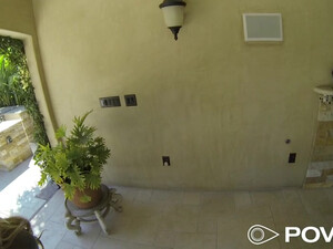 Держит за волосы и трахает стройняшку раком на кушетке