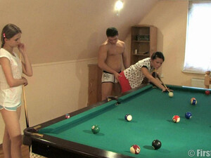 Секс в бильярдной с двумя русскими давалками