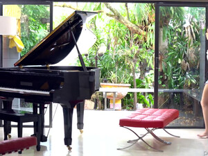 Чувак стоя отжарил в киску сладкую брюнетку