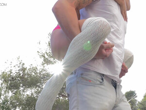 Милаха сосет на коленях и смотрит в глаза