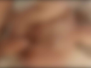 Американец трахает пальцами свою девушку, перед проникновением членом